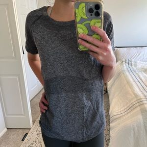Brand New Athleta Seamless Momentum Tee in Grey!